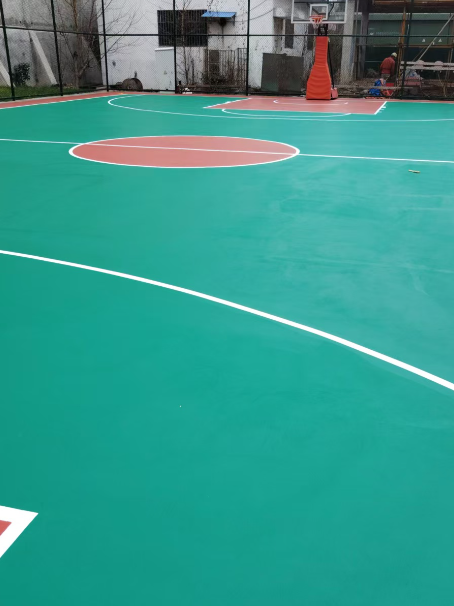 清水 球场长期使用易出现地面开裂
